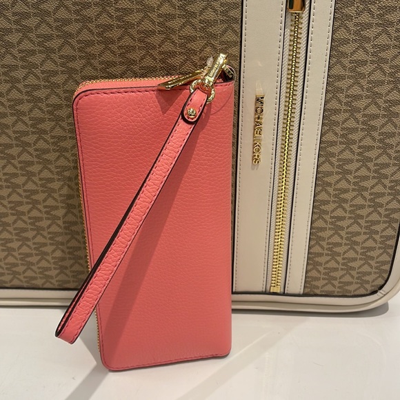 MICHAEL KORS LARGE TRAVEL CONTINENTAL WRISTLET WALLET
COLOR: TEA ROSE NWT - Picture 6 of 16